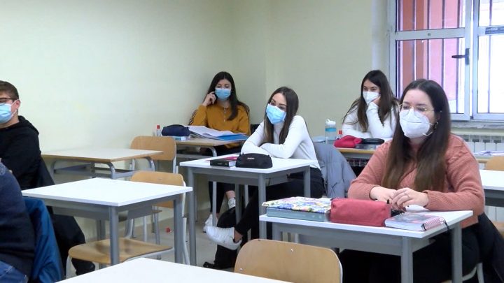 Scuola, De Luca: dal Governo ultimo atto di demenzialità: tornei di burraco e bridge per i docenti no vax
