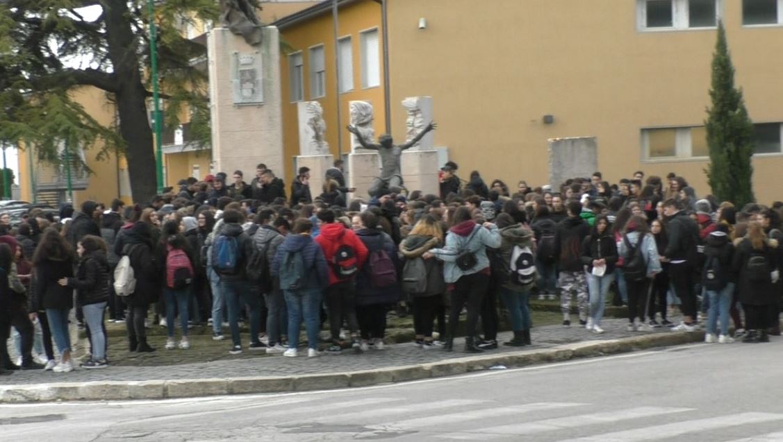 CADONO PEZZI D’INTONACO NELLA PALESTRA, GLI STUDENTI DEL RUGGERO II DI ARIANO IN PROTESTA