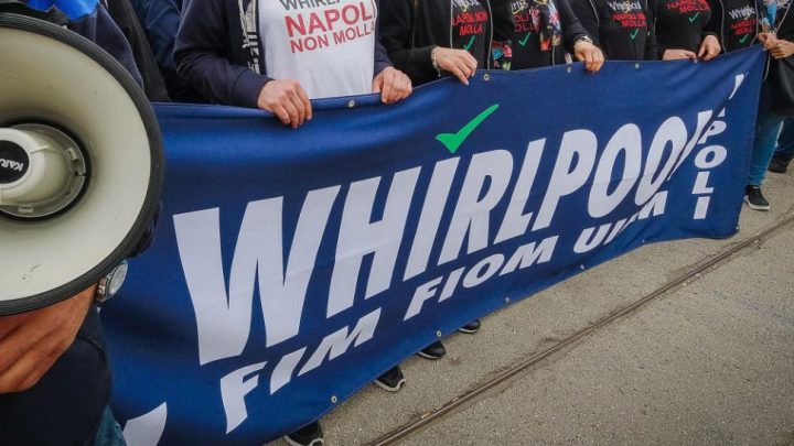 LAVORATORI EX WHIRLPOOL, ANCORA PROTESTE A NAPOLI: BLOCCATO IL TRAFFICO